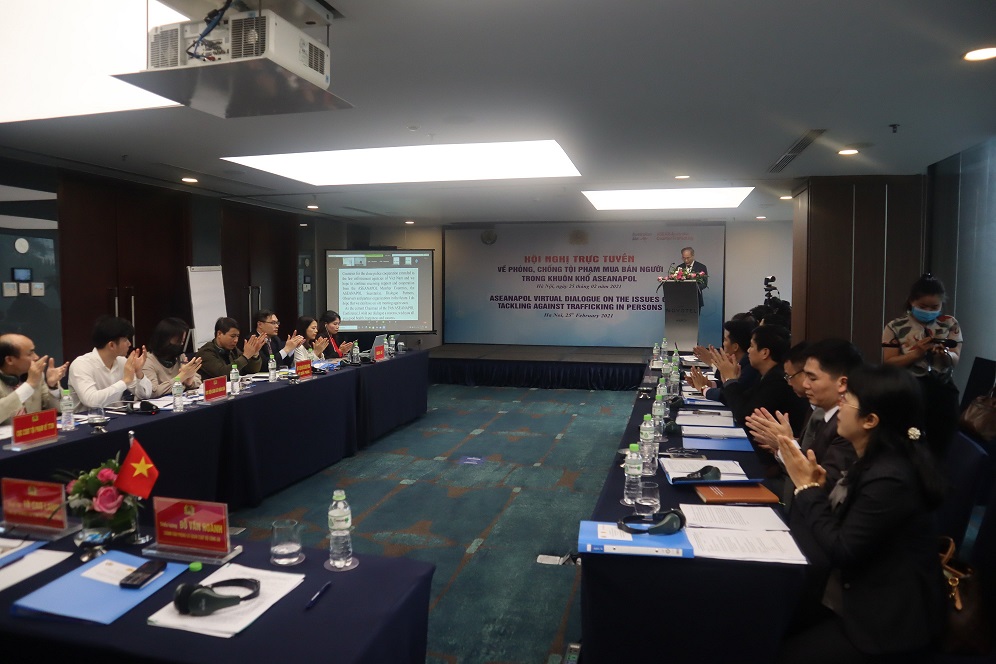 Toàn cảnh phòng họp trực tuyến tại Hà Nội.