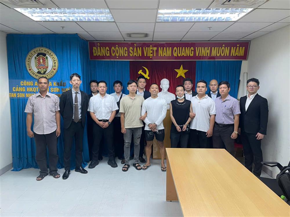 Cơ quan chức năng tiến hành bàn giao 02 đối tượng Naka Yoshitaka và Nakanishi Tomochika tại Sân bay quốc tế Tân Sơn Nhất để dẫn giải về Nhật Bản.