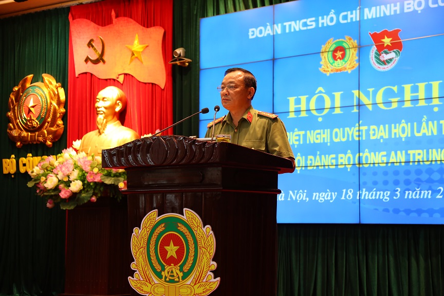 Đại tá Đặng Ngọc Bách, Phó Bí thư Đảng ủy, Phó Cục trưởng Cục Công tác đảng và công tác chính trị phát biểu tại Hội nghị.