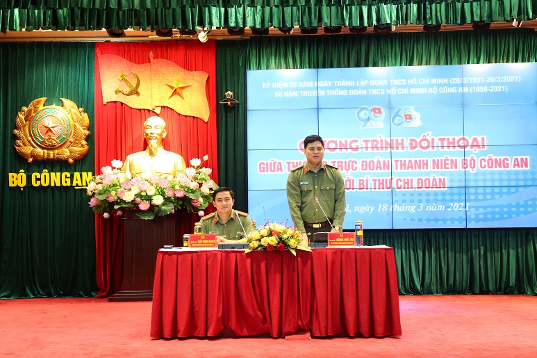 Thường trực Đoàn Thanh niên Bộ Công an đối thoại với bí thư chi đoàn.