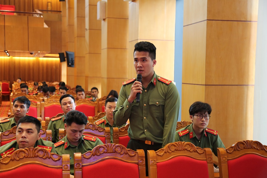 Các đại biểu đặt câu hỏi cho Thường trực Đoàn Thanh niên Bộ Công an.