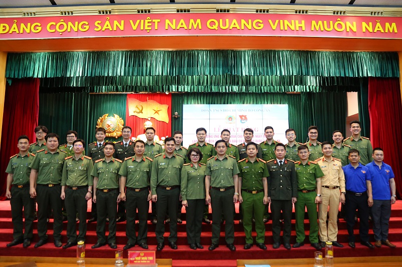 Các đại biểu chụp ảnh lưu niệm tại chương trình.
