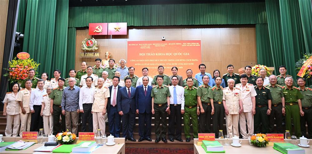 Các đại biểu chụp ảnh lưu niệm tại Hội thảo.