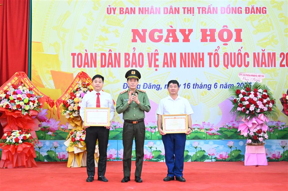 Thứ trưởng Lê Quốc Hùng trao Bằng khen của Bộ Công an tặng 01 tập thể và 01 cá nhân.
