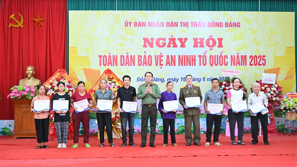 Thứ trưởng Lê Quốc Hùng trao quà tặng các gia đình có hoàn cảnh đặc biệt khó khăn.