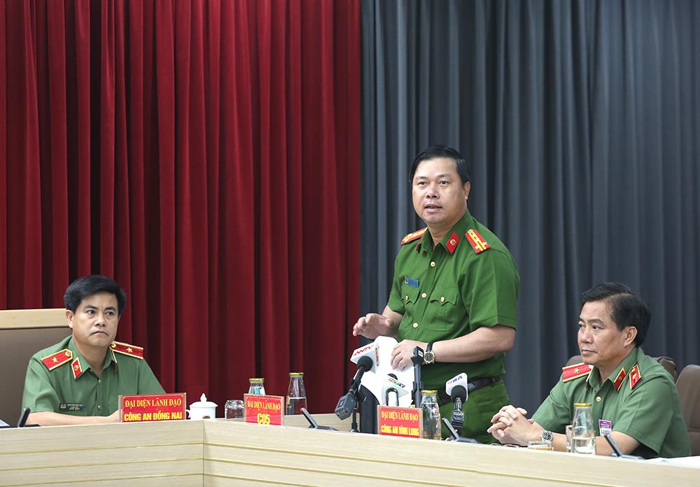 Đại tá Nguyễn Công Khôi, Phó Cục trưởng Cục Cảnh sát phòng, chống tội phạm về môi trường trả lời câu hỏi của phóng viên.