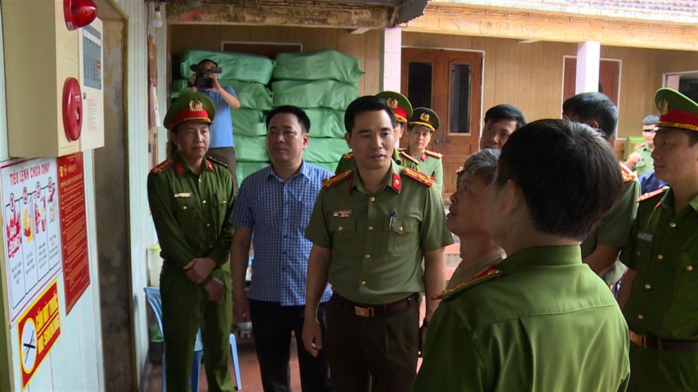 Đồng chí Thượng tá Trần Văn Phúc, Giám đốc Công an tỉnh kiểm tra việc xây dựng các mô hình phòng cháy chữa cháy tại các làng nghề truyền thống