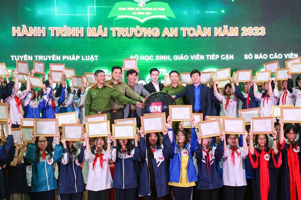 Các đại biểu dự chương trinh và các em học sinh đã cùng bấm nút khởi động Mô hình “Mái trường an toàn” năm 2023.