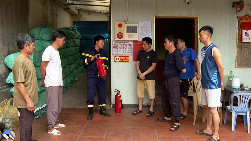 Lực lượng Cảnh sát PCCC và CNCH tập huấn kỹ năng sử dụng bình chữa cháy và các phương tiện chữa cháy tại chỗ cho các hộ sản xuất.