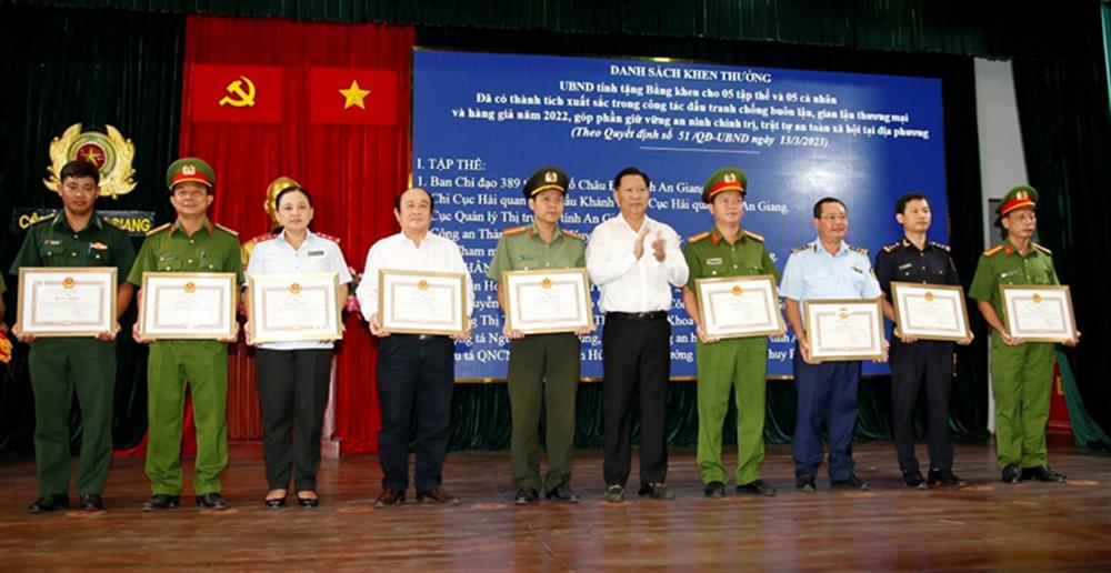 2. Đồng chí Trần Anh Thư, Phó Chủ tịch UBND tỉnh - Trưởng Ban Chỉ đạo 389 tỉnh trao Bằng khen UBND tỉnh cho các tập thể, cá nhân có thành tích xuất sắc
