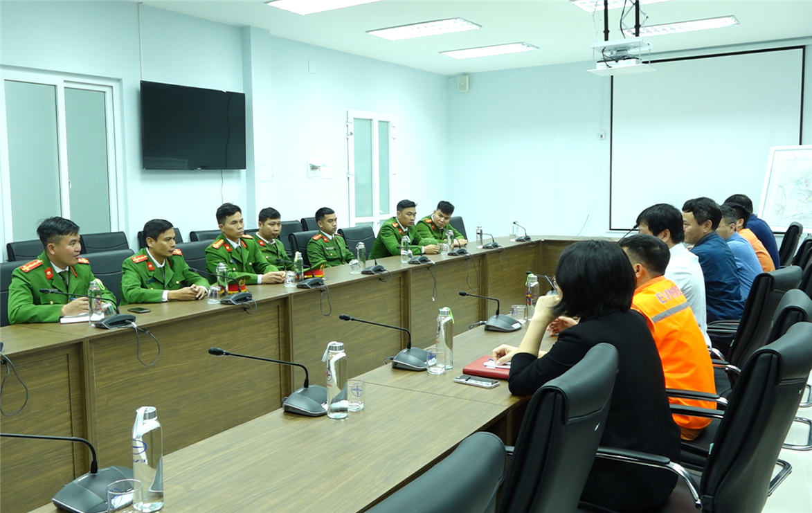Ảnh: Lực lượng Công an xã phối hợp với ban quản lý họp bàn thống nhất phương án bảo đảm an ninh trật tự cho các hoạt động trên công trình