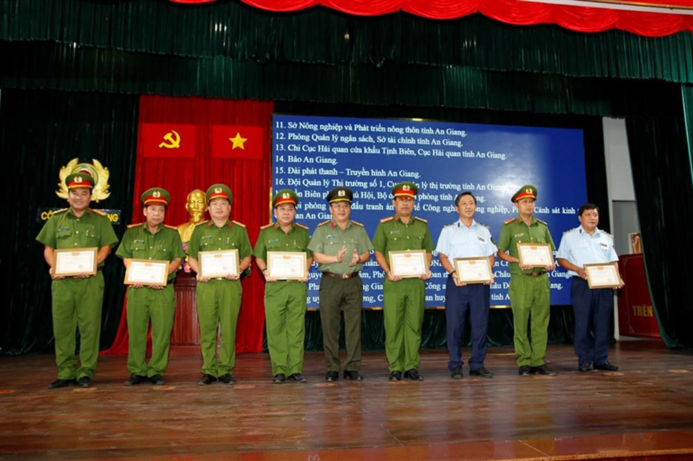 Đồng chí Đại tá Lâm Phước Nguyên, Giám đốc Công an tỉnh - Phó trưởng Ban Thường trực Ban Chỉ đạo 389 tỉnh trao Giấy khen của BCĐ cho các tập thể có thành tích xuất sắc