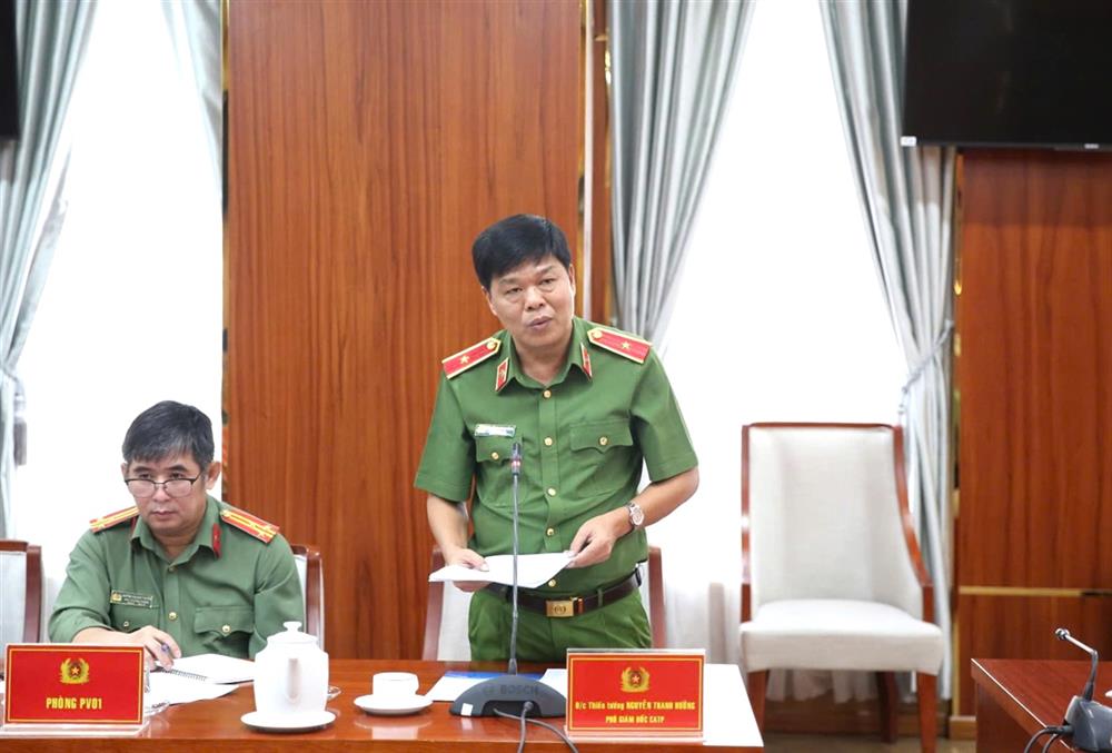 Thiếu tướng Nguyễn Thanh Hưởng, Phó Giám đốc CATP Hồ Chí Minh trình bày báo cáo tại buổi làm việc.