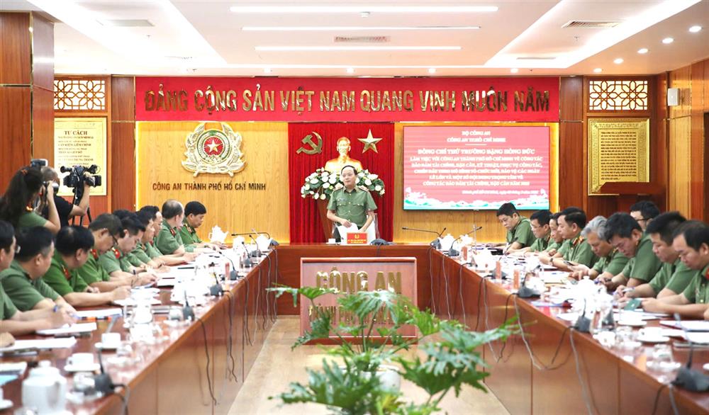 Thứ trưởng Đặng Hồng Đức chủ trì buổi làm việc.