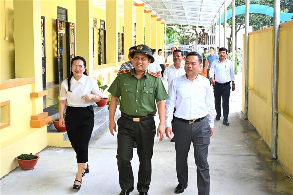 Thiếu tướng Nguyễn Hồng Nguyên và Đoàn công tác kiểm tra tiến độ công trình.