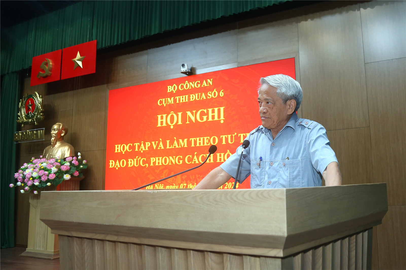 PGS. TS. Bùi Đình Phong, nguyên Phó Viện trưởng Viện Hồ Chí Minh và các lãnh tụ của Đảng, Giảng viên cao cấp Học viện Chính trị quốc gia Hồ Chí Minh truyền đạt nội dung chuyên đề tại Hội nghị.