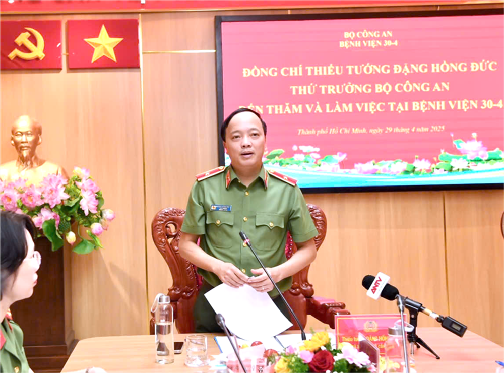 Thứ trưởrng Đặng Hồng Đức làm việc tại Bệnh viện 30-4.