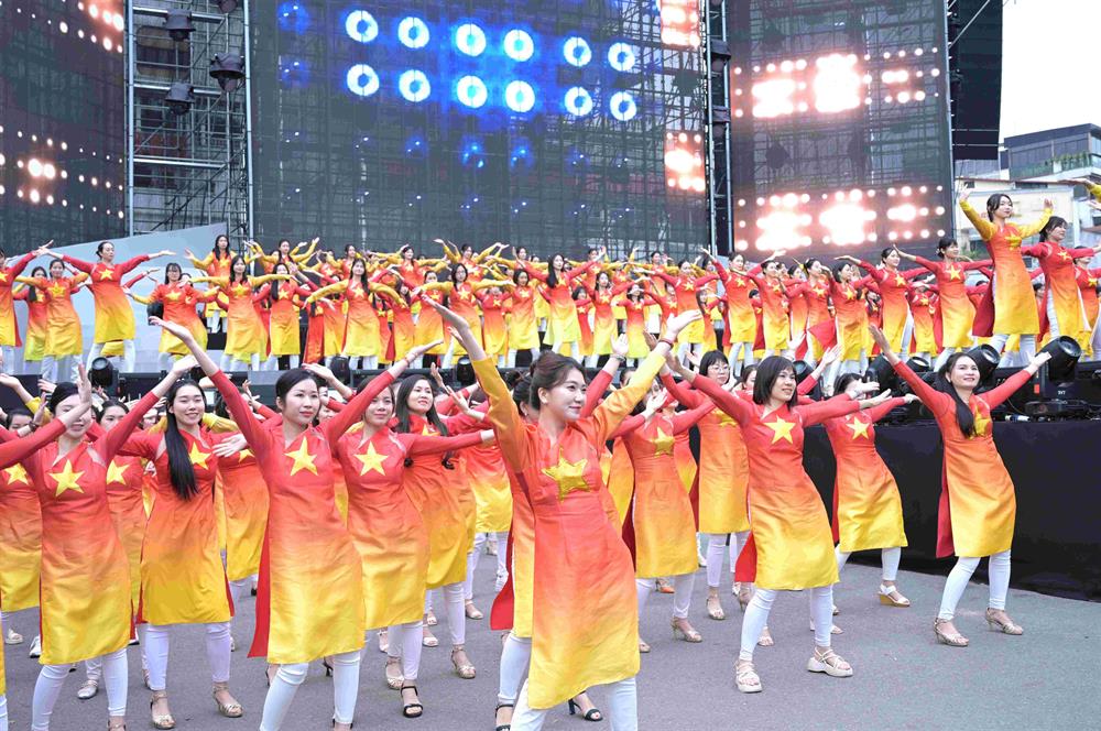 Tiết mục dân vũ của hội viên phụ nữ CAND.