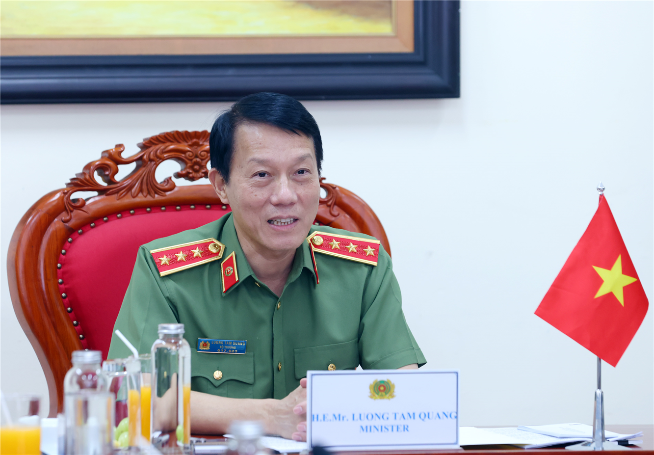 Bộ trưởng Lương Tam Quang trao đổi với Bộ trưởng Bộ Nội vụ Vương quốc Anh Yvette Cooper.