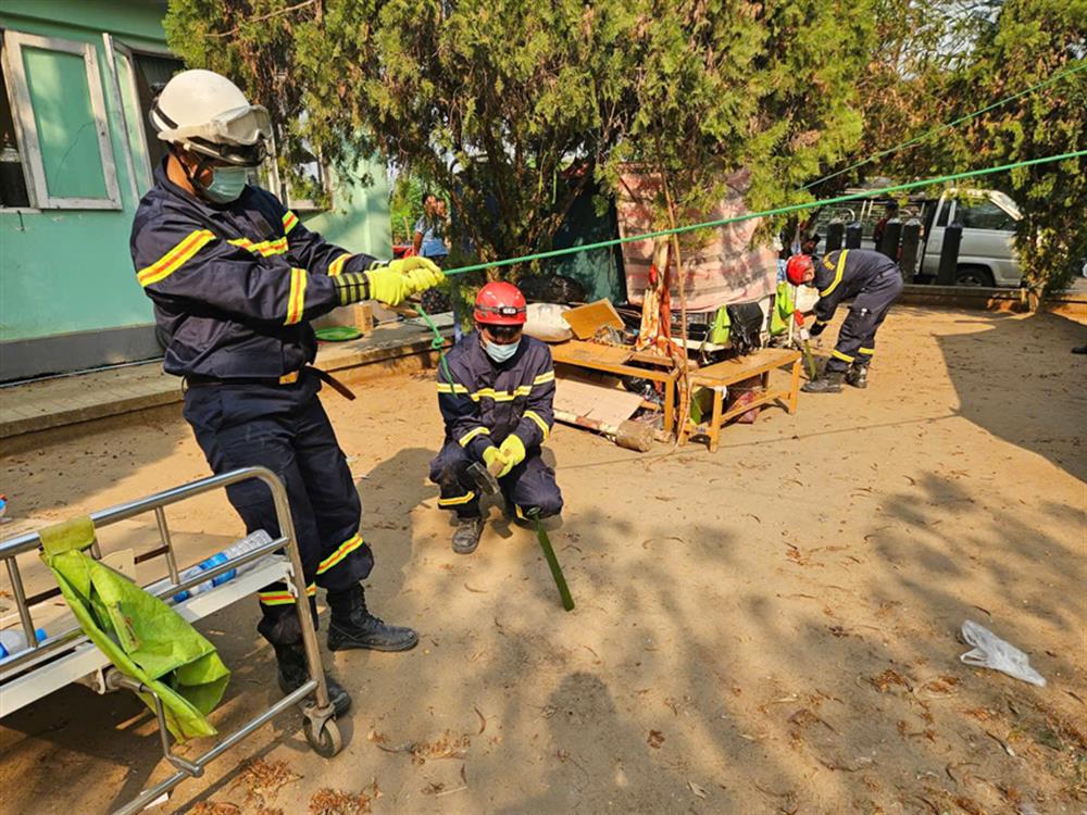 Tổ chức dựng 2 lều trung đội với sức chứa 12 giường hỗ trợ nạn nhân bị thương đang điều trị tại bệnh viện.