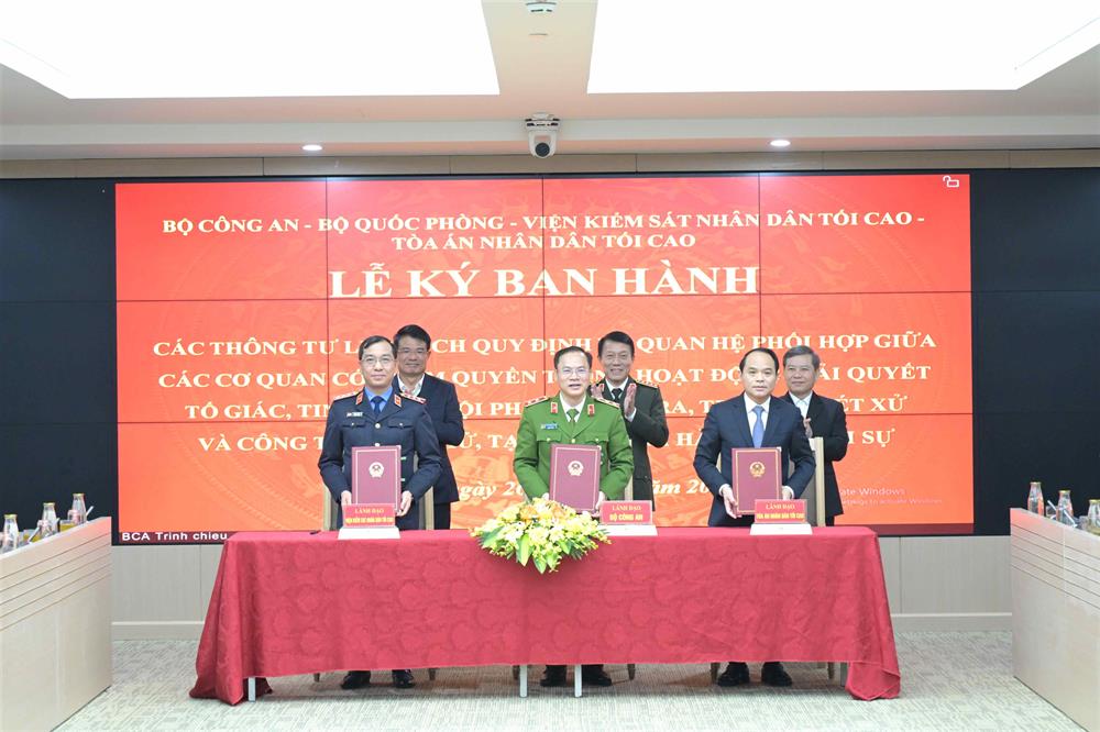 Thứ trưởng Nguyễn Văn Long, Phó Viện trưởng Hồ Đức Anh, Phó Chánh án Nguyễn Quốc Đoàn ký Thông tư liên tịch quy định về phối hợp giữa các quan có thẩm quyền trong hoạt động tố tụng hình sự, quản lý, thi hành tạm giữ, tạm giam và thi hành án hình sự khi không tổ chức Công an cấp huyện.