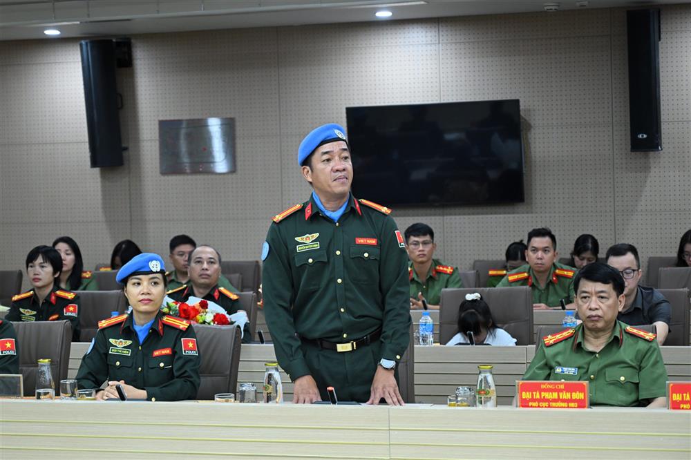 Thay mặt Tổ Công tác số 6, Trung tá Nguyễn Quyên Chinh phát biểu nhận nhiệm vụ.
