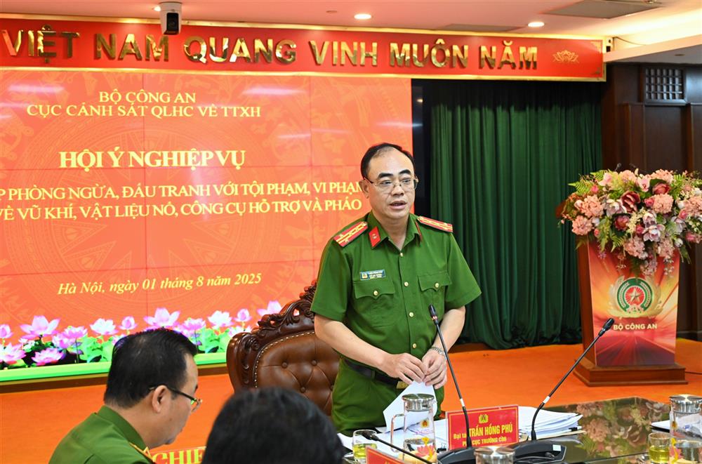 Đại tá Trần Hồng Phú - Phó Cục trưởng Cục Cảnh sát QLHC về TTXH kết luận buổi Hội ý.