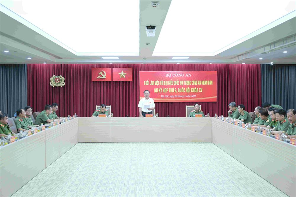 Quang cảnh buổi làm việc.