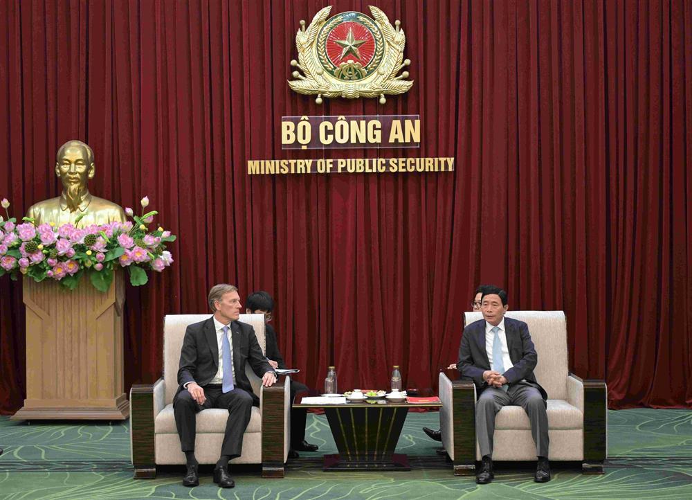Thứ trưởng Lê Quốc Hùng và ngài Wouter van Wersch trao đổi các nội dung hợp tác.