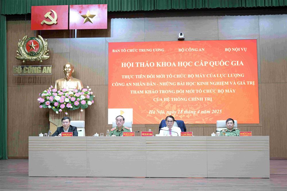 Thứ trưởng Trần Quốc Tỏ, Phó Trưởng Ban Tổ chức Trung ương Phan Thăng An, Thứ trưởng Bộ Nội vụ Trương Hải Long đồng chủ trì Hội thảo.