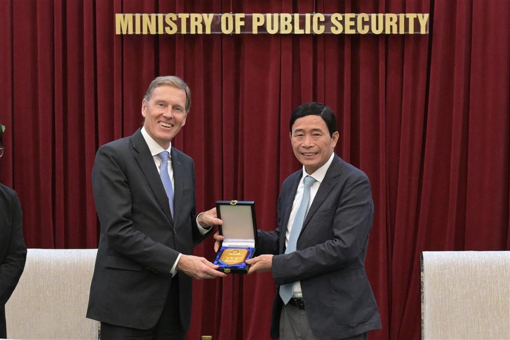 Thứ trưởng Lê Quốc Hùng tặng quà lưu niệm ngài Wouter van Wersch.
