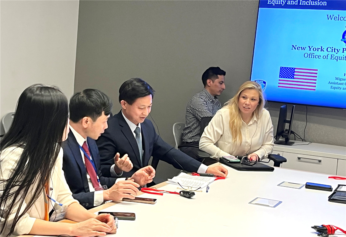 Đoàn trao đổi kinh nghiệm với một số lãnh đạo của Sở Cảnh sát New York.