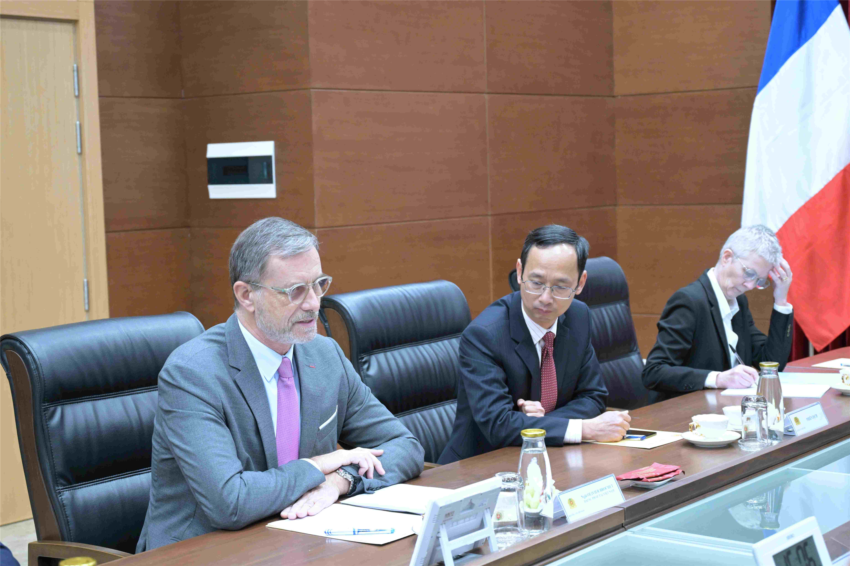 Đại sứ Olivier Brochet phát biểu tại buổi tiếp.