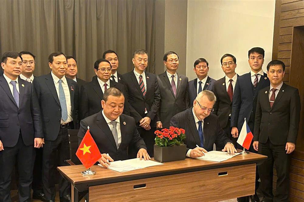 Thủ tướng Phạm Minh Chính và Thứ trưởng Bộ Công an Lê Văn Tuyến chứng kiến lễ ký kết Bản ghi nhớ giữa Câu lạc bộ bóng đá Công an Hà Nội và Câu lạc bộ SK Slavia Praha.