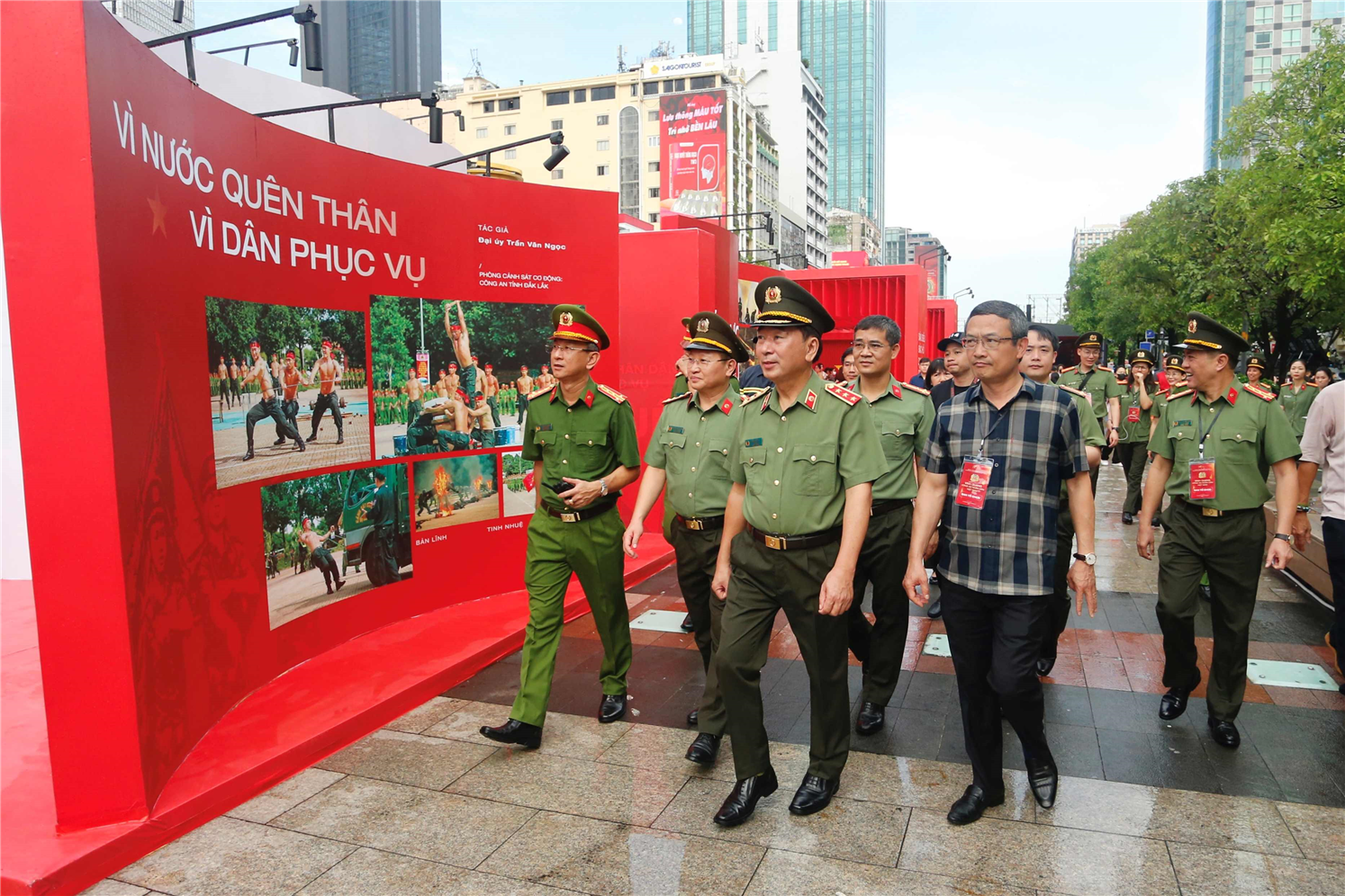 Đồng chí Thứ trưởng kiểm tra và tham qua tham quan các hoạt động của chương trình “Vinh quang Công an nhân dân Việt Nam”. 