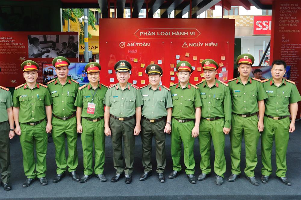 Đồng chí Thứ trưởng thăm, động viên các lực lượng thực hiện nhiệm vụ tổ chức chương trình “Vinh quang Công an nhân dân Việt Nam”.