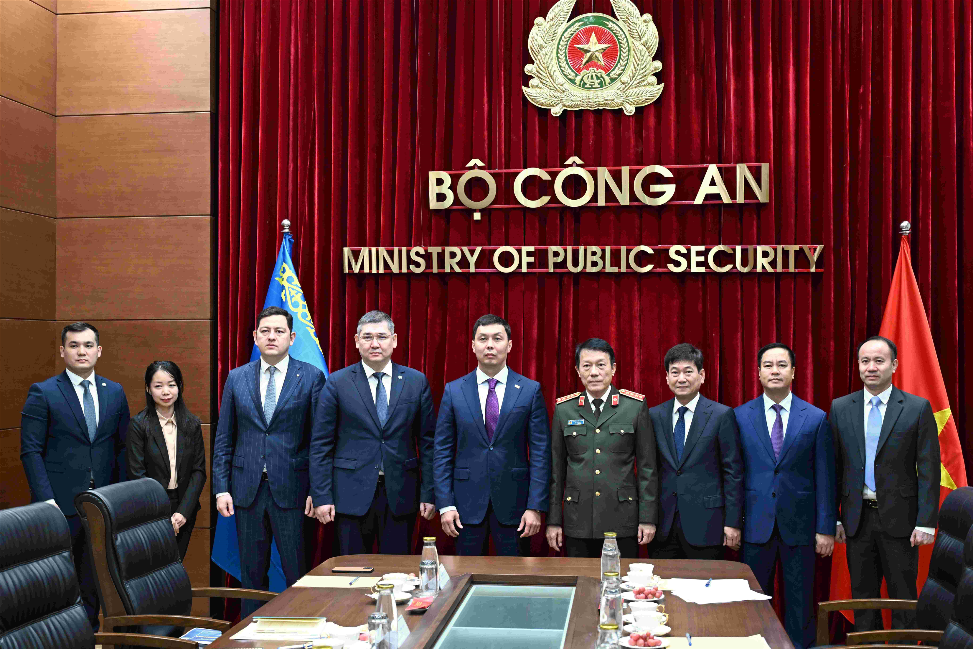Các đại biểu chụp ảnh lưu niệm.
