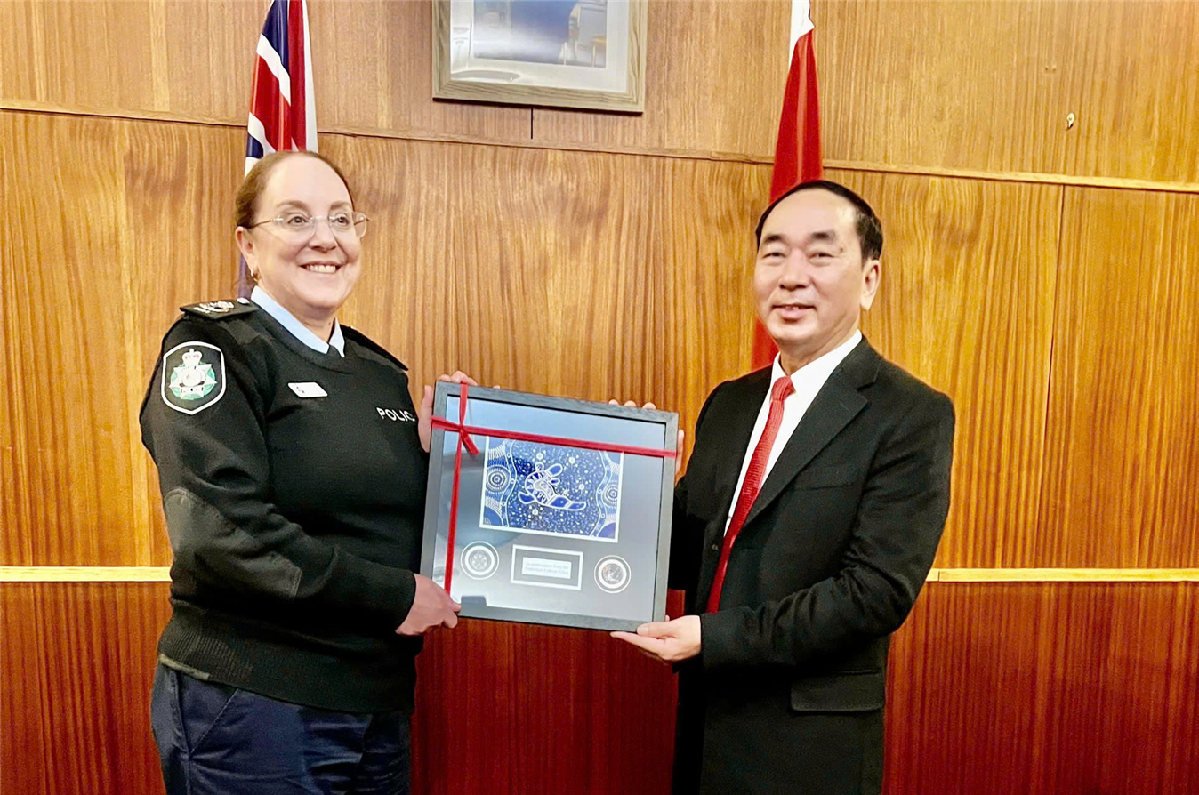 Thứ trưởng Trần Quốc Tỏ và Phó Tổng Tư lệnh Cảnh sát Liên bang Australia (AFP) Lesa Gale.
