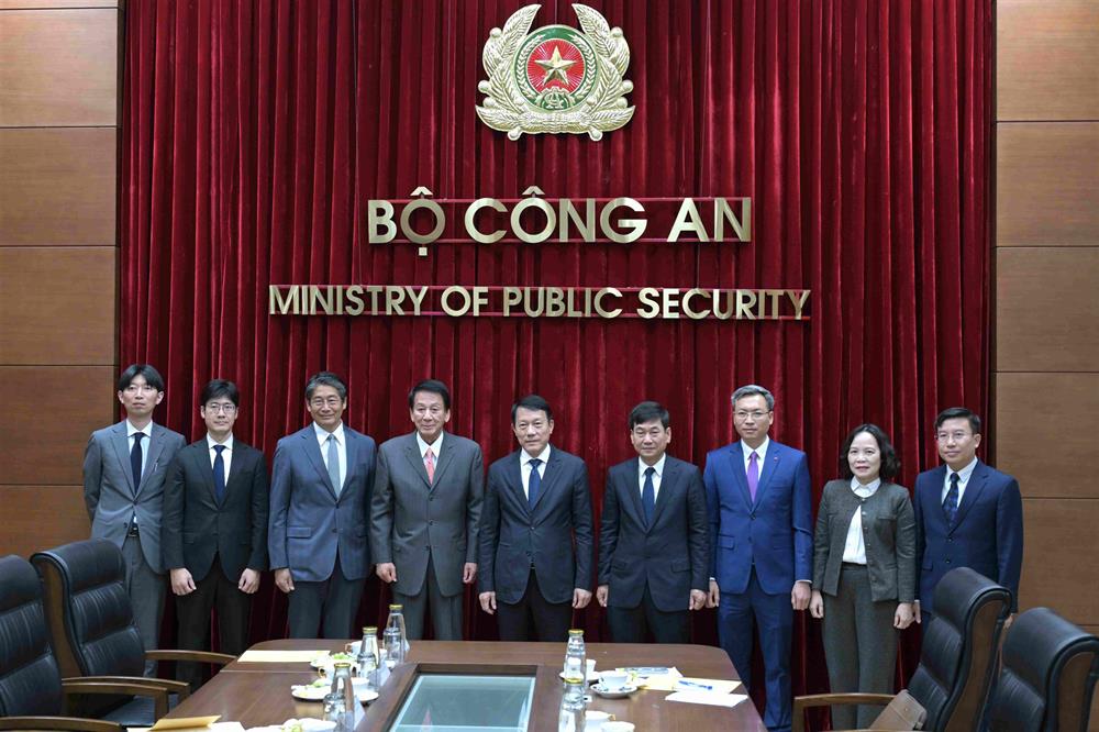 Các đại biểu chụp ảnh lưu niệm.