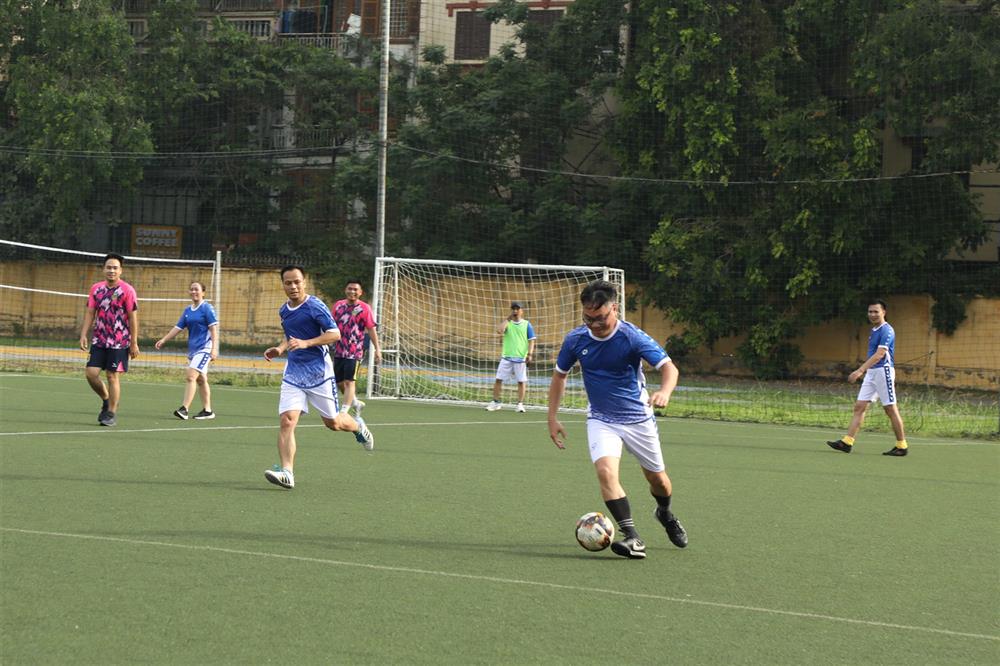 Các đội bóng tranh tài tại giải đấu.