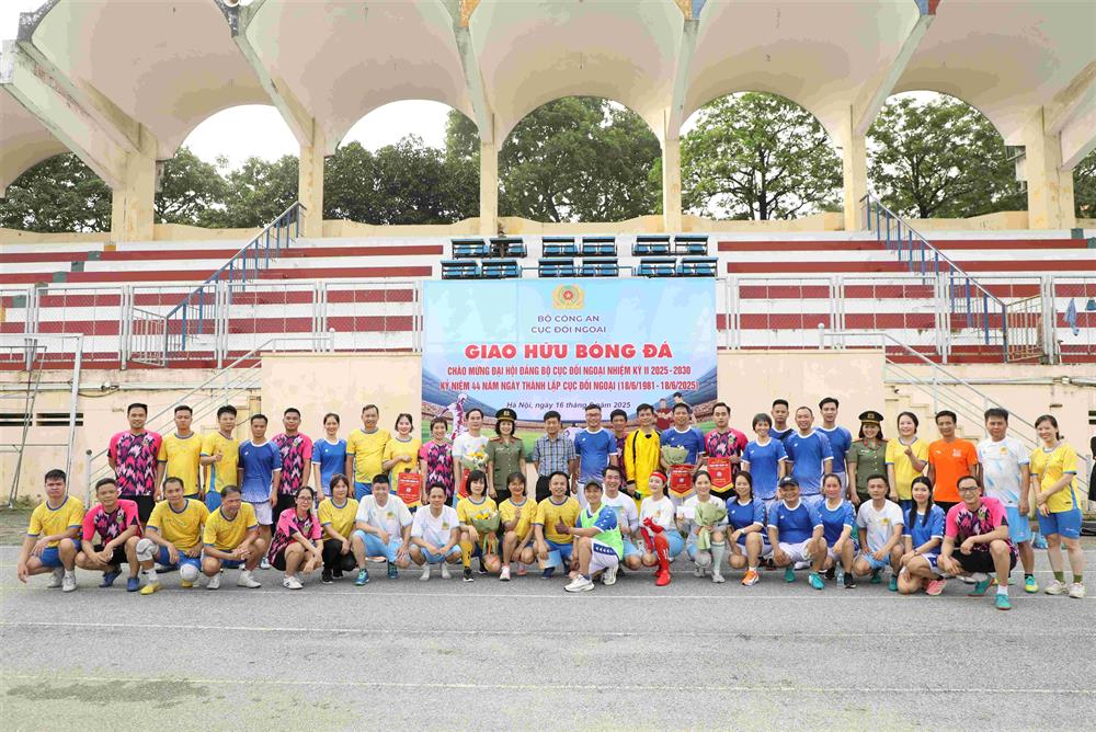 Lãnh đạo Cục Đối ngoại chụp ảnh lưu niệm cùng các đội bóng.