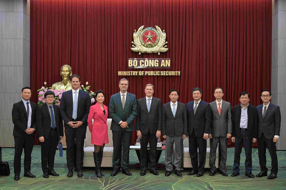 Các đại biểu chụp ảnh lưu niệm.