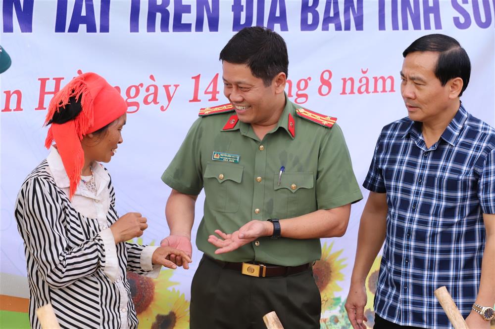 Thăm hỏi, động viên các gia đình bị thiệt hại do thiên tai.