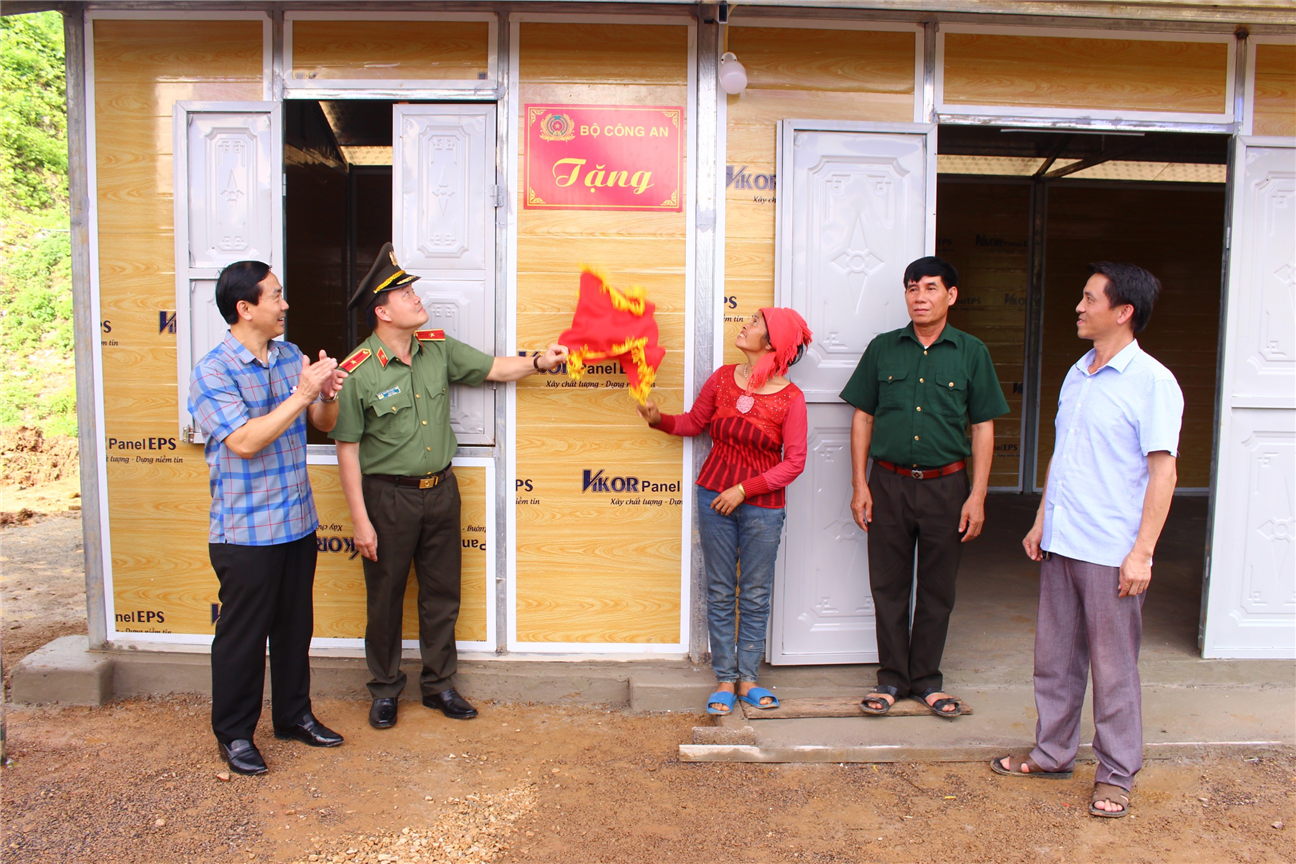 Sau 2 ngày thi công, người dân đã được sống trong căn nhà mới.