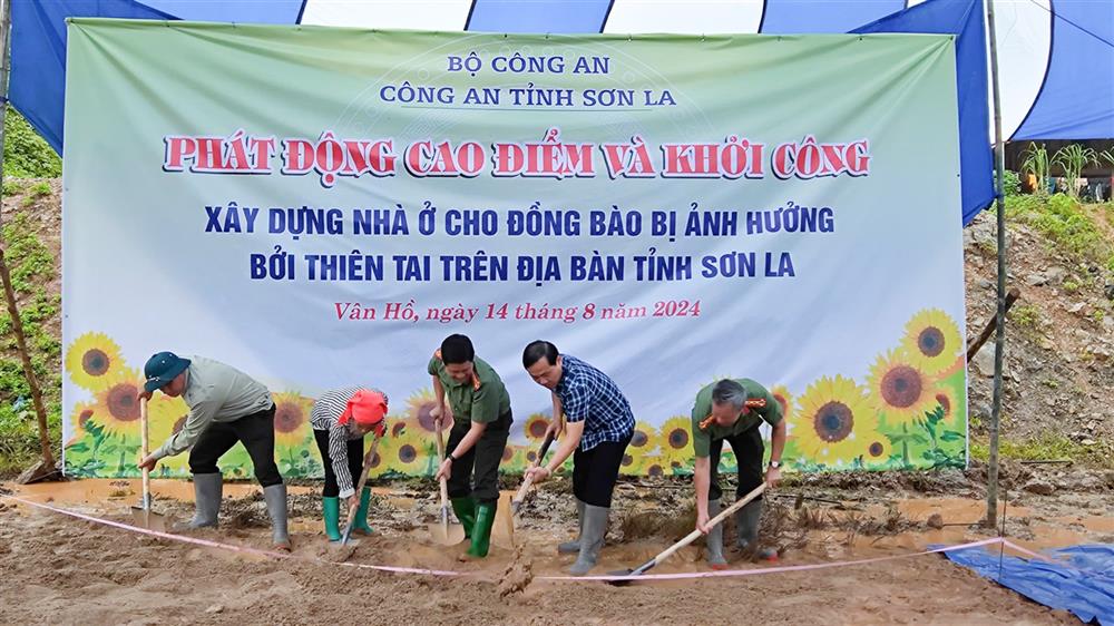 Bộ Công an khởi công xây dựng 3 căn nhà tại bản Châu Phong, xã Suối Bàng, huyện Vân Hồ, tỉnh Sơn La.