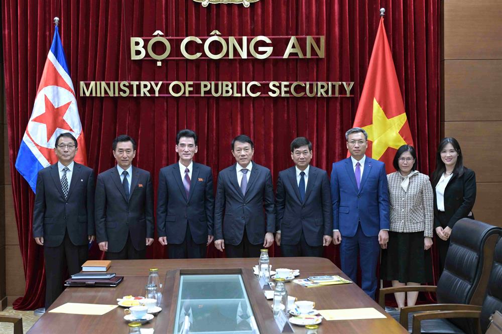 Các đại biểu chụp ảnh lưu niệm.