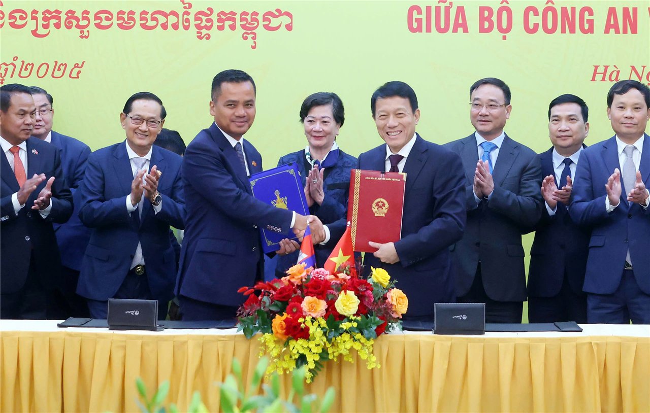 Bộ trưởng Lương Tam Quang và Phó Thủ tướng, Bộ trưởng Bộ Nội vụ Campuchia Sar Sokha ký kết Kế hoạch hợp tác giữa hai Bộ năm 2025.