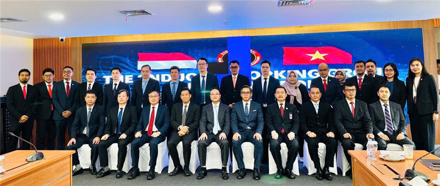 Các đại biểu chụp ảnh lưu niệm.