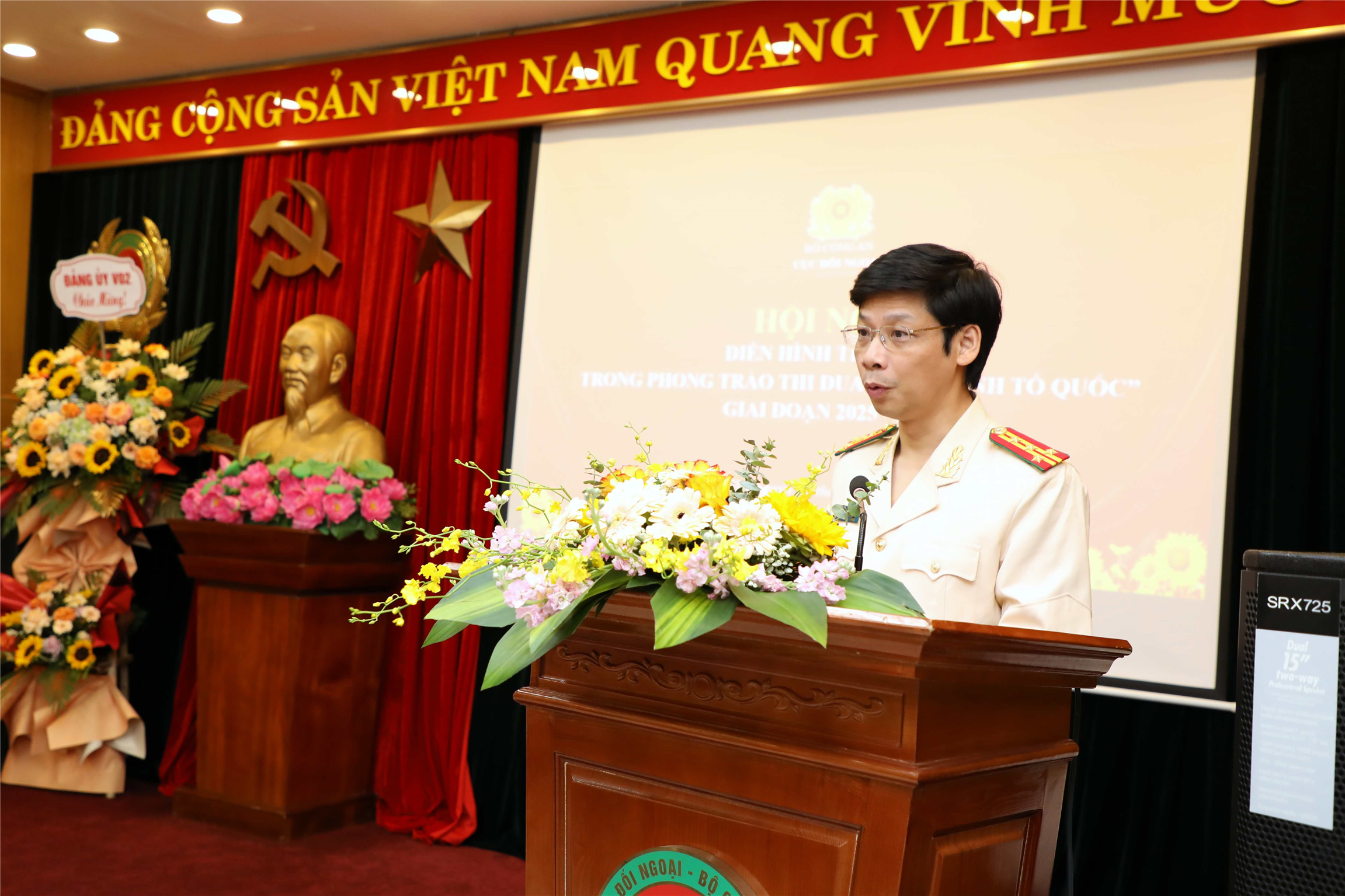 Đại tá Nguyễn Minh Hiếu, Phó Cục trưởng Cục Đối ngoại trình bày Báo cáo tổng kết phong trào thi đua “Vì an ninh Tổ quốc” giai đoạn 2020-2025 của Cục Đối ngoại.