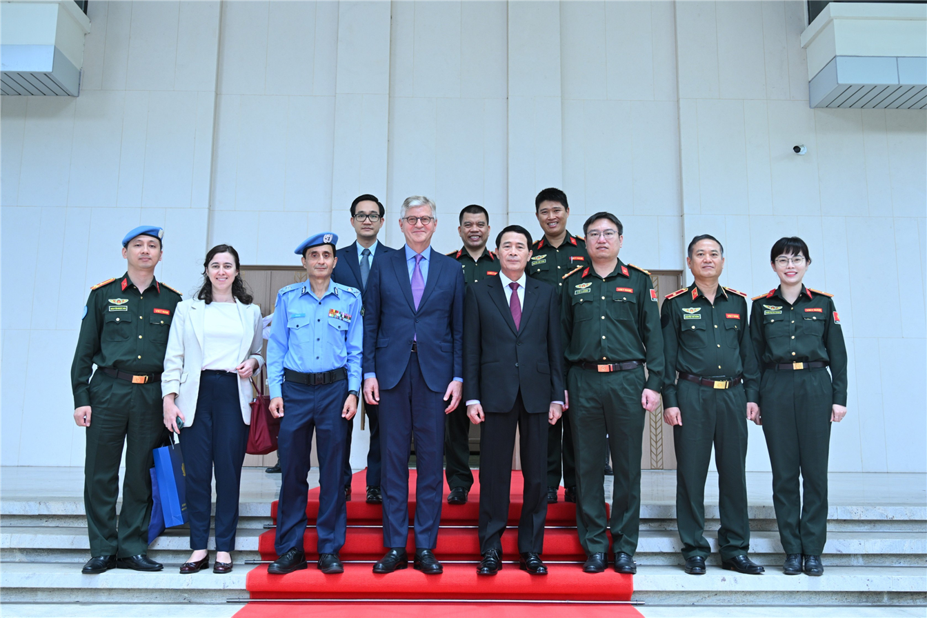 Các đại biểu chụp ảnh lưu niệm.